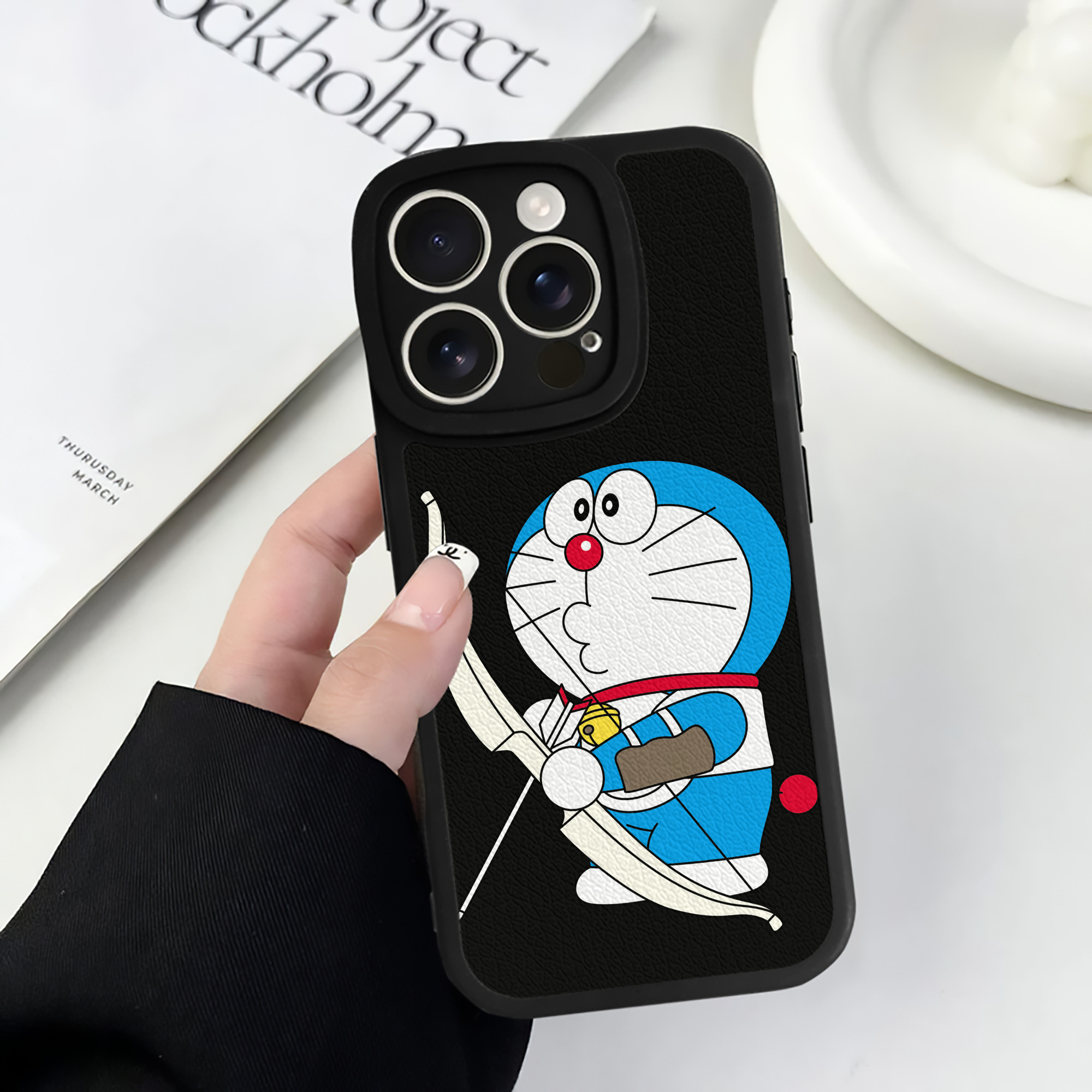 （画像用） ドラえもん Doraemon 【iPhone 16シリーズ対応】シリコンスマホケース（レザー調） 材質：シリコン